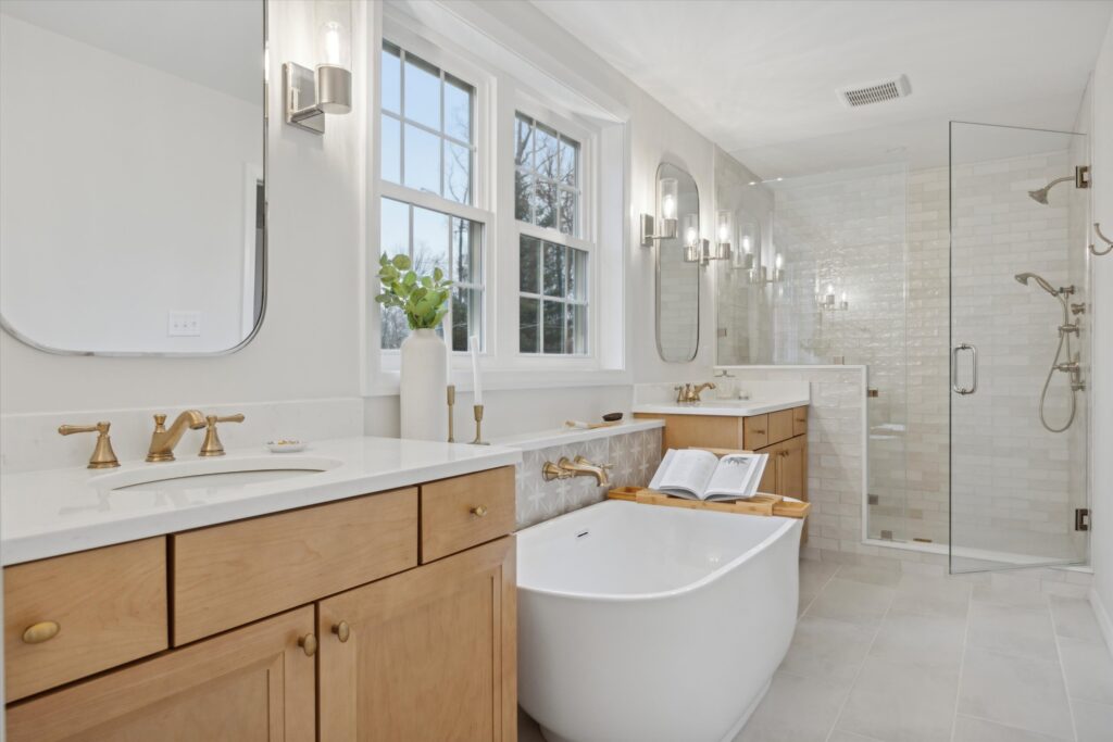 An image of a master suite bathroom